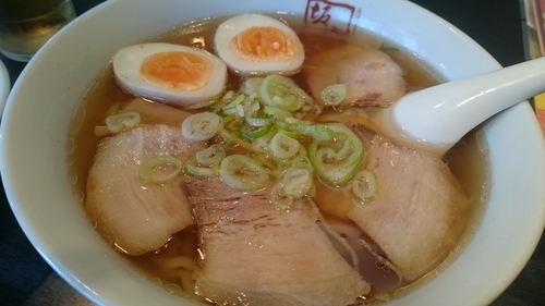 「ラーメン、太麺にて、サービスライス」@喜多方ラーメン 坂内 千歳烏山店の写真