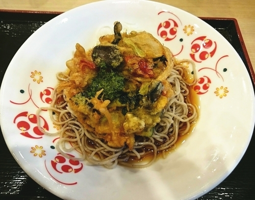 「バジル香る夏野菜の冷やしかき揚げそば　500円」@いろり庵きらく nonowa武蔵境店の写真