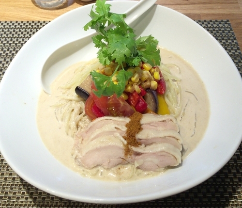 「夏限定 大山鶏と夏野菜のアジアン冷やし麺 ¥980」@生粋 花のれんの写真