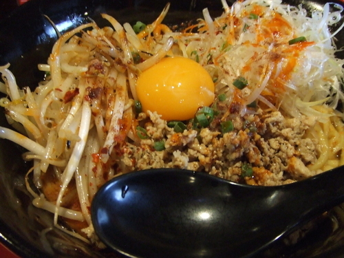 「まぜそば　８００円」@辛味噌拉麺BOMBERの写真