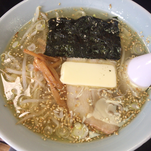 「塩バターらぁめん（半）　400円」@手打ちラーメン焼き鳥 雪むらの写真