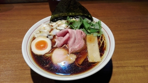 「煮干そば・黒醤油」@寿製麺よしかわ 川越店の写真