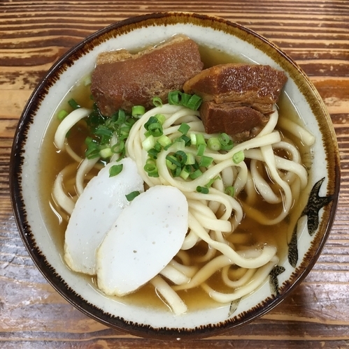 「岸本そば（小）500円」@きしもと食堂 八重岳店の写真