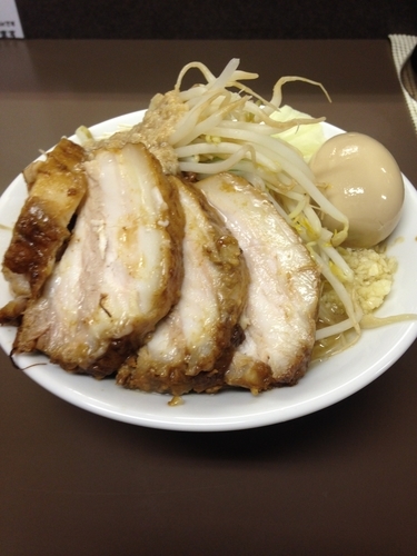 「小ラーメン  豚3枚  残念な煮玉子(FB無料サービス)」@ブタヤマニンニクンの写真