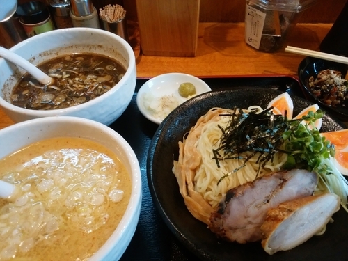 「黒煮干しつけ麺（バスさんver）＋ビール」@麺屋 鶏口の写真
