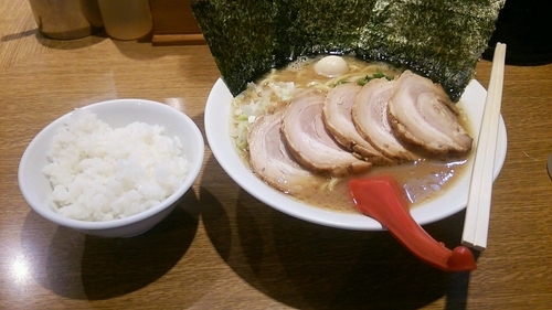 「豚骨醤油チャーシューめん（固め・濃いめ）+ライス」@武松家 仲見世通り店の写真