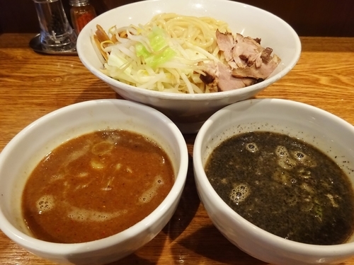 「二色つけめん （辛味噌と黒胡麻）　　880円」@神保町 可以の写真
