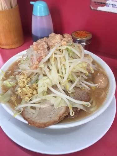 「大ラーメン（ニンニク・アブラ・生姜）700円＋うずら100円」@ラーメン二郎 大宮店の写真