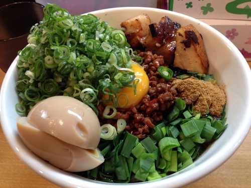 「九条ネギ盛り台湾混ぜそば + オマケ」@麺屋こころ 溝の口店の写真