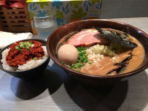 「黒真空そば＋大蒜辛肉飯＋味玉」@喜乃壺の写真