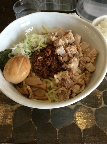 「油そば肉乗せ＋燻製卵」@油そば 油虎の写真