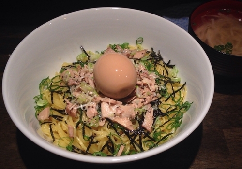 「油そば(味玉付き1.5玉)塩(スープ付)900円」@元祖一条流がんこ 長津田分店の写真