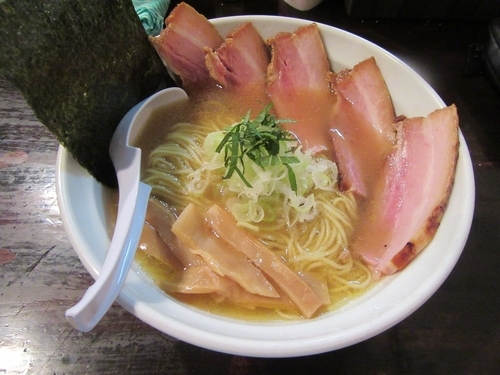 「限定　鶏と和出汁の塩らーめん（８５０円）＋替玉＋チャーシュー」@濃麺 海月の写真