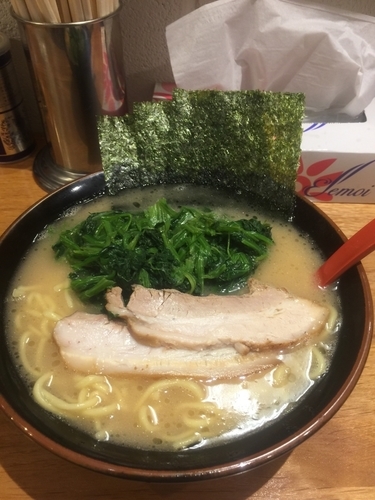 「ラーメン中盛ほうれん草880円、硬め濃いめ」@横浜家系ラーメン 大館家の写真