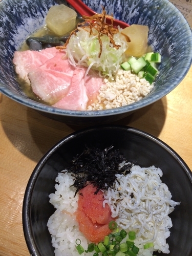 「片口鰯の淡麗冷し麺+明太しらす贅沢丼」@焼きあご塩らー麺 たかはし 新宿本店の写真