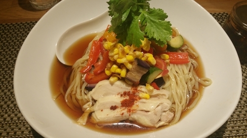 「【限定】大山鶏と夏野菜とアジアン冷やし麺＋味玉＋炊き込みご飯」@生粋 花のれんの写真