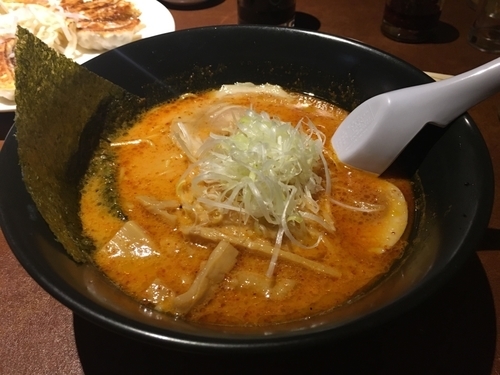 「辛とんこつラーメン」@夜食屋ラーメン 民民 浜松千歳町本店の写真