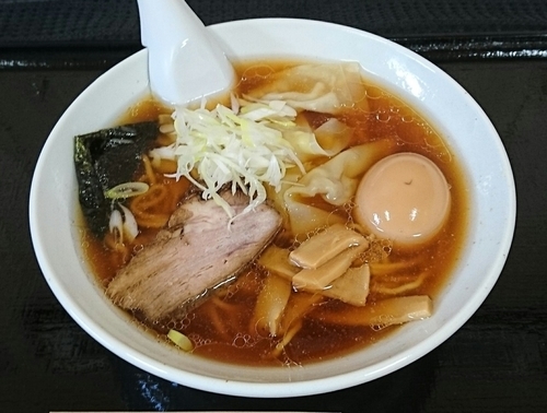 「ワンタンメン(昔ながらスープ・細麺)+味玉」@寺カフェ 中華そば水加美の写真