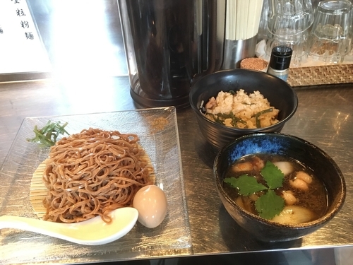 「鴨つけそば +鴨出汁炊き込みご飯」@日の丸さんじの写真