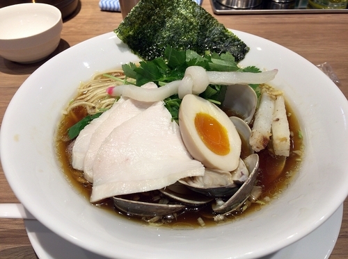 「鶏・煮干し・蛤SOBA（９８０円）」@むぎとオリーブ さいたま新都心店の写真