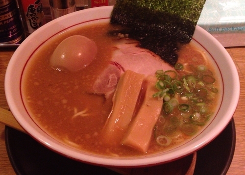 「醤油麺コクにごり＋味玉(780円＋サービス)」@信州松本 麺肴ひづき 湯きりや 立川店の写真
