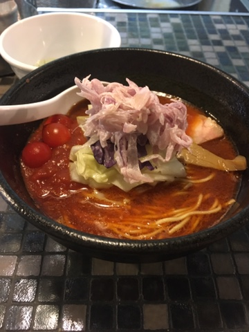 「海老トマトらーめん＋バジルトッピング（別添）」@らーめん 五ノ神製作所の写真