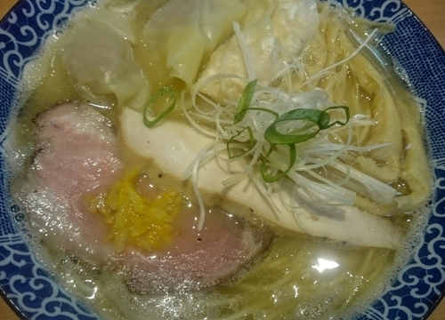 「ワンタン中華そば（白）＋大盛り無料」@中華そば 虎桜の写真