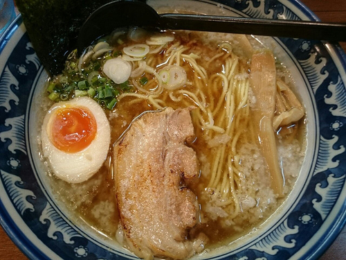「背脂ニンニク焦がし醤油ラーメン出汁ぽってり」@ゆなみ屋の写真
