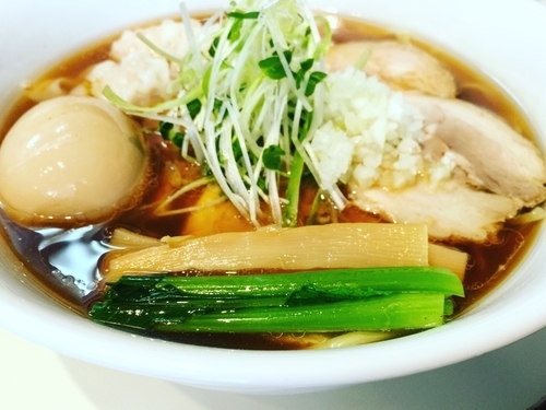 「青湯スープ 黒だし(天然だし 熟成しょうゆ) 特ばり」@らぁ麺 ひなたの写真