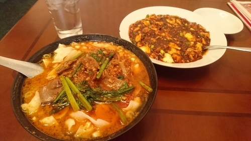 「牛スネ・モツ入り刀削麺+麻辣麻婆豆腐」@萬福楼 新館の写真