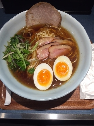 「にほんいち醤油そば（黒）　870円」@麺巧 潮の写真