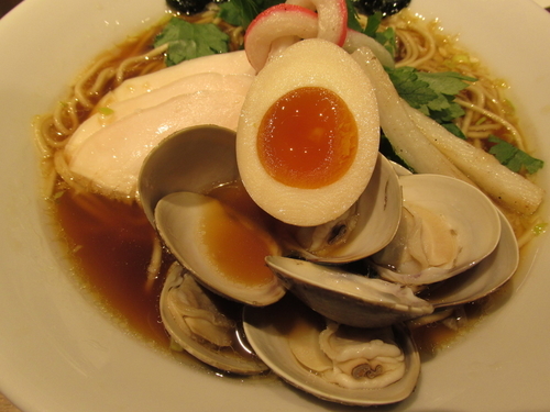 「鶏・煮干し・蛤のﾄﾘﾌﾟﾙSOBA　「980円」」@むぎとオリーブ さいたま新都心店の写真