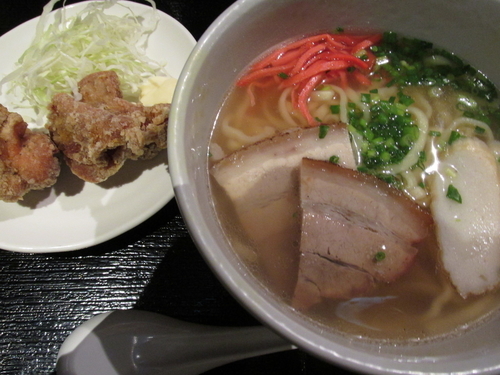 「沖縄そば（唐揚げ付き）　「780円」」@ナンクルナイサきばいやんせー さいたま新都心店の写真