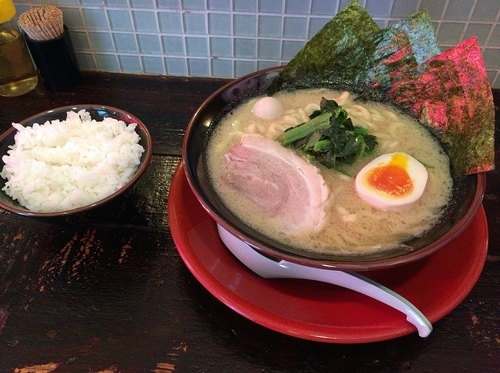 「ラーメン並（７３０円）半ライスサービス」@伊勢佐木家 武蔵浦和店の写真