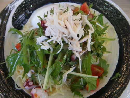 「冷やしサラダまぜめん750円+温玉100円」@まぜめん91 神峰店の写真