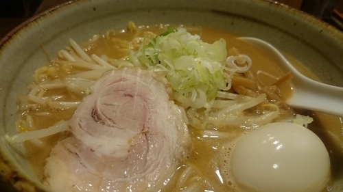 「味噌ラーメン味玉」@ラーメン食堂 粋な一生の写真