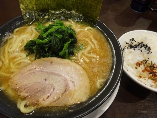 「とんこつ (ノーマル・しょうゆ) 680円 +終日無料ライス」@神保家の写真