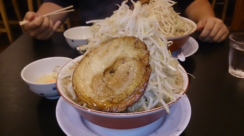 「ラーメン750円+ﾁｬｰｼｭｰ150円+生卵50円」@麺や 豚八の写真