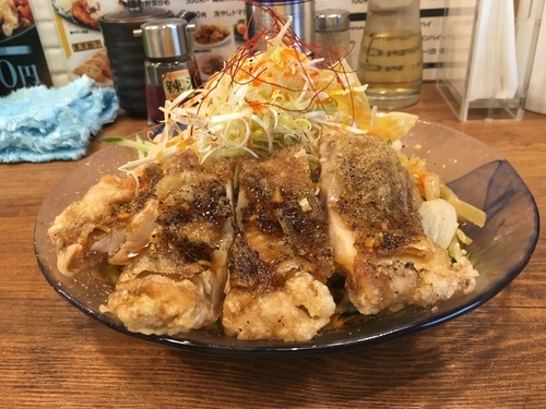 「汁なし冷やし担々麺with油淋鶏／￥850」@背脂煮干 丸め 新所沢店の写真