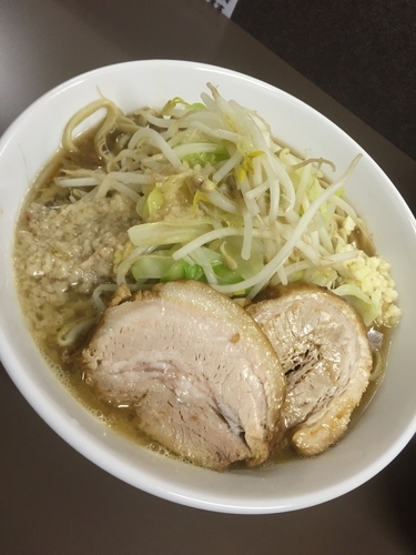 「大ラーメン￥750＋生玉子￥70」@ブタヤマニンニクンの写真