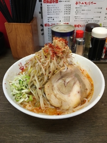 「赤ラーメン ギト カチ ニンニク(700円)」@骨太味覚の写真