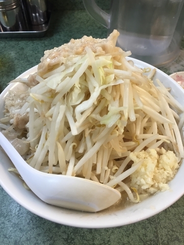 「小ラーメン、ヤサイ、ニンニク、背脂かたまり」@ラーメン二郎 新宿小滝橋通り店の写真