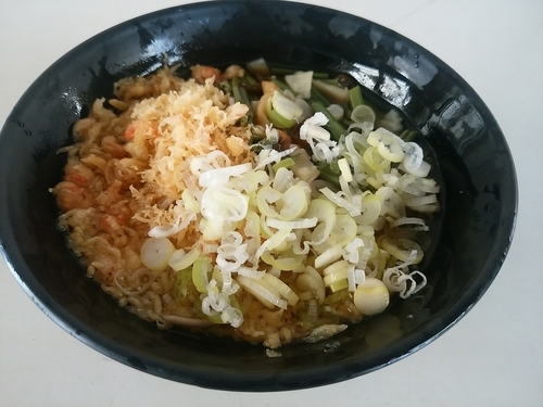 「冷したぬき山菜そば(並盛)430円」@たかべん 0番線ホーム店の写真