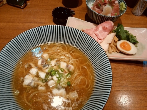 「真鯛醤油そば＋海鮮丼」@寿製麺よしかわ 川越店の写真