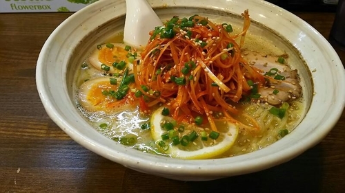 「鶏白湯らーめん塩(700円)味玉(100円)辛ネギ(50円)」@大葉の写真