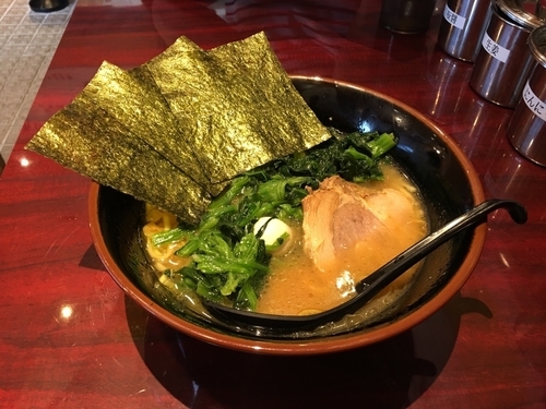 「家系ラーメン（¥580）＋ホウレンソウ（¥100）」@横浜家系 ガッツの写真