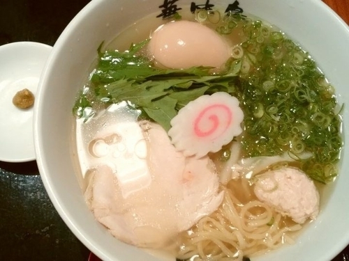 「華味鳥水炊きラーメン（華味卵半熟味玉入り）」@博多鶏ソバ 華味鳥 新宿三井ビル店の写真