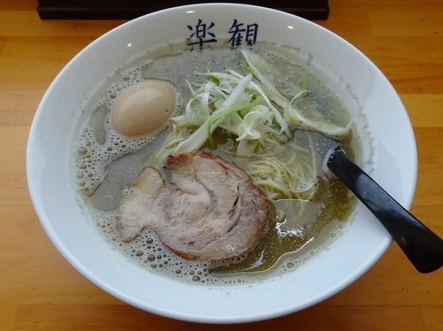 「煮干しらーめん（780円）＋半熟味付け玉子（100円）」@煮干しの楽観の写真