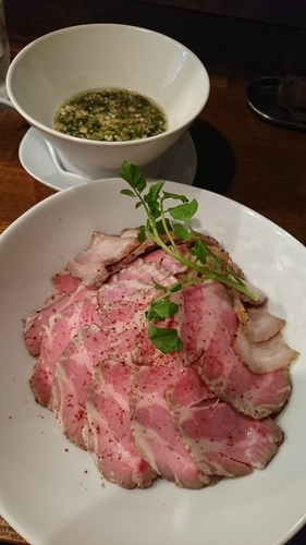 「醤油つけ麺800円 大盛100円 ﾁｬｰｼｭｰ×2 500円」@創作麺工房 鳴龍の写真