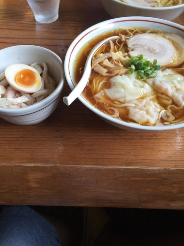 「海老ワンタンメン 醤油 800円 大盛 100円 鳥塩めし」@らーめん 三福の写真